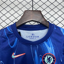 Camiseta Chelsea 24/25 - Niños (Pantalón Corto Incluido)